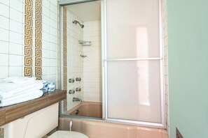 Estudio | Baño | Ducha, secador de pelo y toallas
