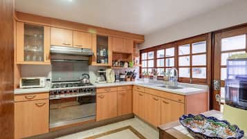 Refrigerador, microondas y utensilios de cocina