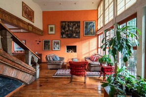 Flat-screen TV - 3 Bedroom house at the best of Coyoacan (Mexico City)