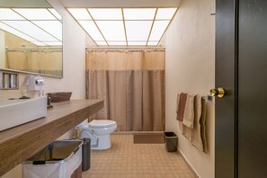 Estudio | Baño | Regadera, secadora de cabello, toallas