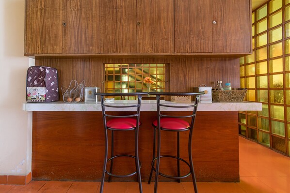 Estudio | Cocina compartida | Refrigerador, microondas, cafetera y tetera y utensilios de cocina