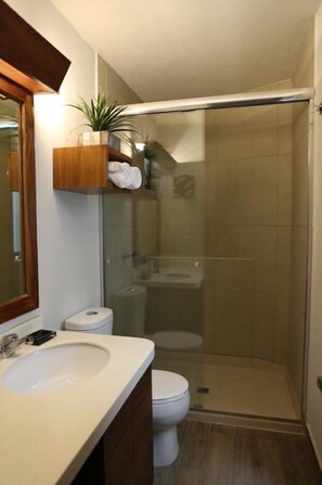 Studio | Bathroom | Shower, hair dryer, towels