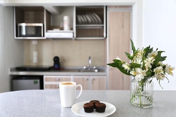 Studio | Private kitchenette | Mini-fridge, microwave, coffee/tea maker, cookware/dishes/utensils - JUUB Perfect Sunny 1 Bedroom Apartment (Mexico City)