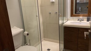 Studio | Bathroom | Shower, hair dryer, towels - JUUB Amazingly Locate One Bedroom Loft (Mexico City)