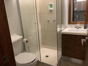 Estudio | Baño | Regadera, secadora de cabello, toallas 