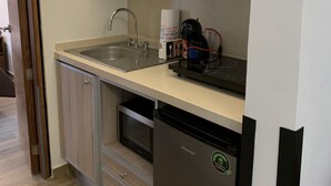 Studio | Private kitchenette | Coffee/tea maker, mini-fridge, microwave, cookware/dishes/utensils - JUUB Amazingly Locate One Bedroom Loft (Mexico City)