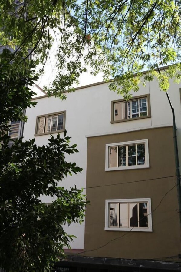 Vista frontal de la propiedad