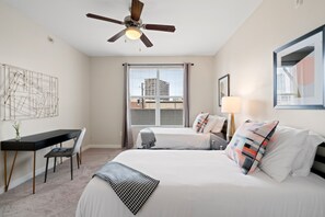 Memory foam beds, individually decorated, individually furnished, desk - Kasa Highland Park Dallas (Dallas)