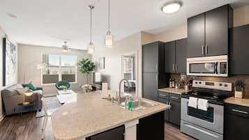 Departamento familiar, 2 habitaciones, para no fumadores (Self Check-in with Virtual Front Desk) | Cocina privada | Refrigerador, microondas, horno y parrilla de estufa