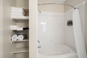 Combined shower/bathtub, hair dryer, towels - Kasa Highland Park Dallas (Dallas)