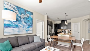 Signature Apartment, 2 Bedrooms, Non Smoking, 2 Bathrooms (Self Check-in with Virtual Front Desk) | Living room - Kasa Highland Park Dallas (Dallas)