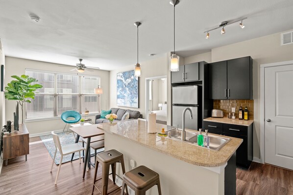 Signature-Apartment, 2Â Schlafzimmer, Nichtraucher, 2 BĂ€der (Self Check-in with Virtual Front Desk) | Eigene KĂŒche | KĂŒhlschrank, Mikrowelle, Ofen, Herdplatte