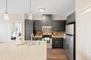 KĂŒhlschrank, Mikrowelle, Ofen, Herdplatte