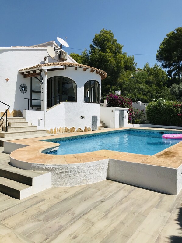 Outdoor pool - Quiet villa, swimming pool, air conditioning, wifi, 3 bedrooms for 6 quiet people (Moraira)