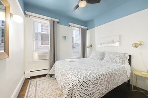 3 habitaciones, escritorio y tabla de planchar con plancha
