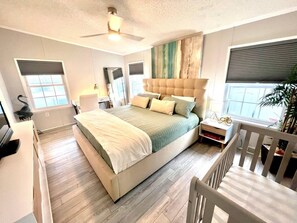 1 makuuhuone, työpöytä, silitysrauta/-lauta, vauvan matkasänky