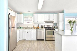 Køleskab, mikrobølgeovn, ovn, kogeplade