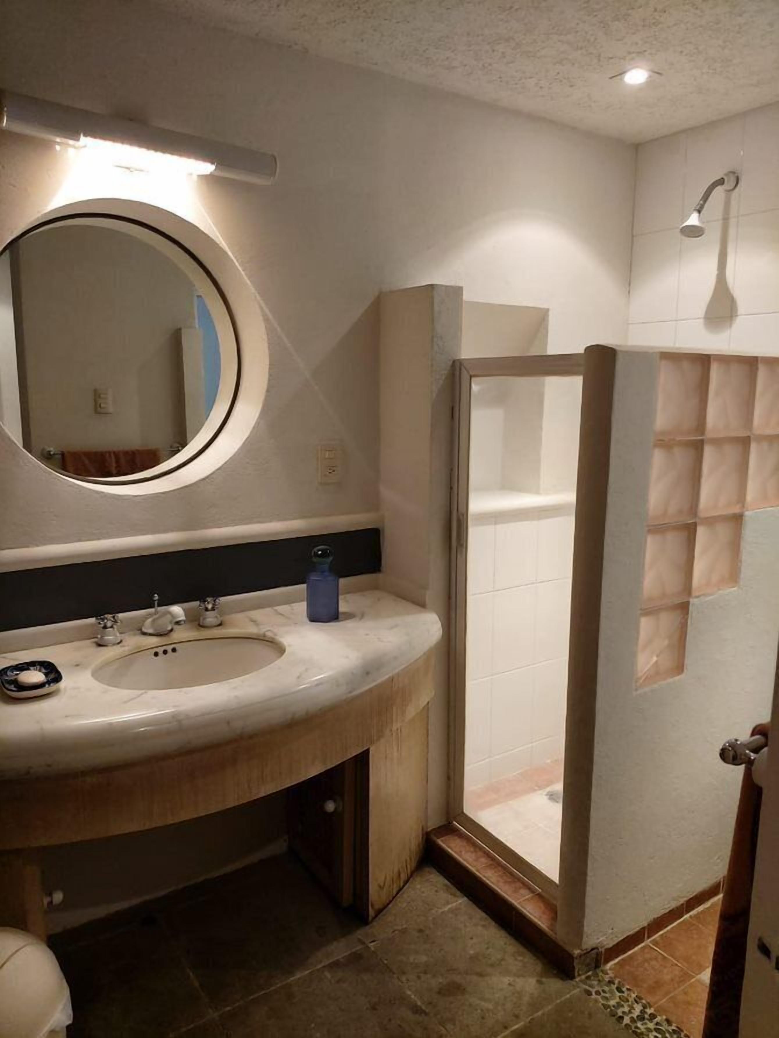 House | Bathroom | Shower, hair dryer, towels