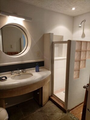 Ferienhaus | Badezimmer | Dusche, Haartrockner, Handtücher