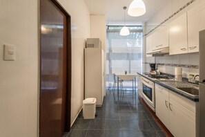 Appartement | Privékeuken | Een koelkast, een magnetron, een koffiezetapparaat/waterkoker