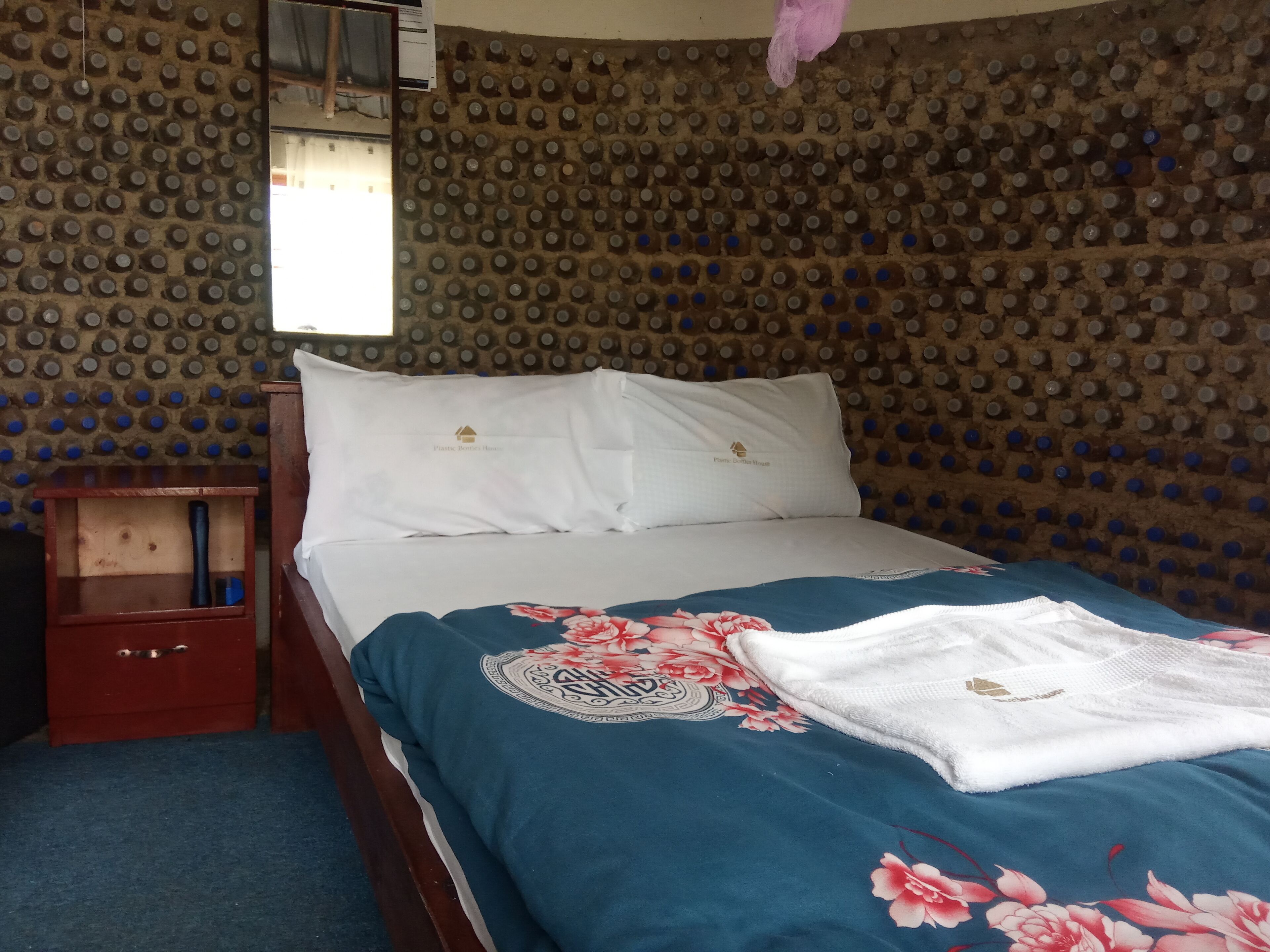 Foto - Plastic Bottles House