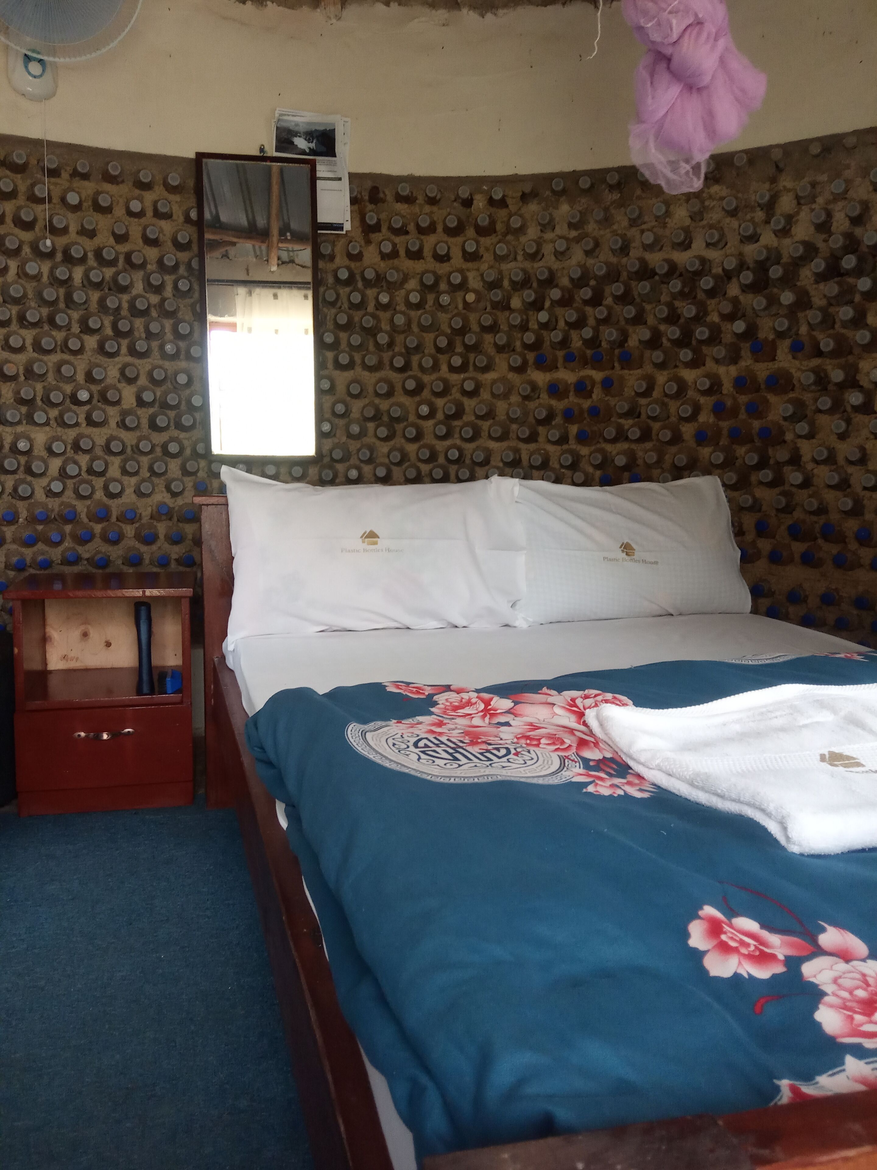 Foto - Plastic Bottles House