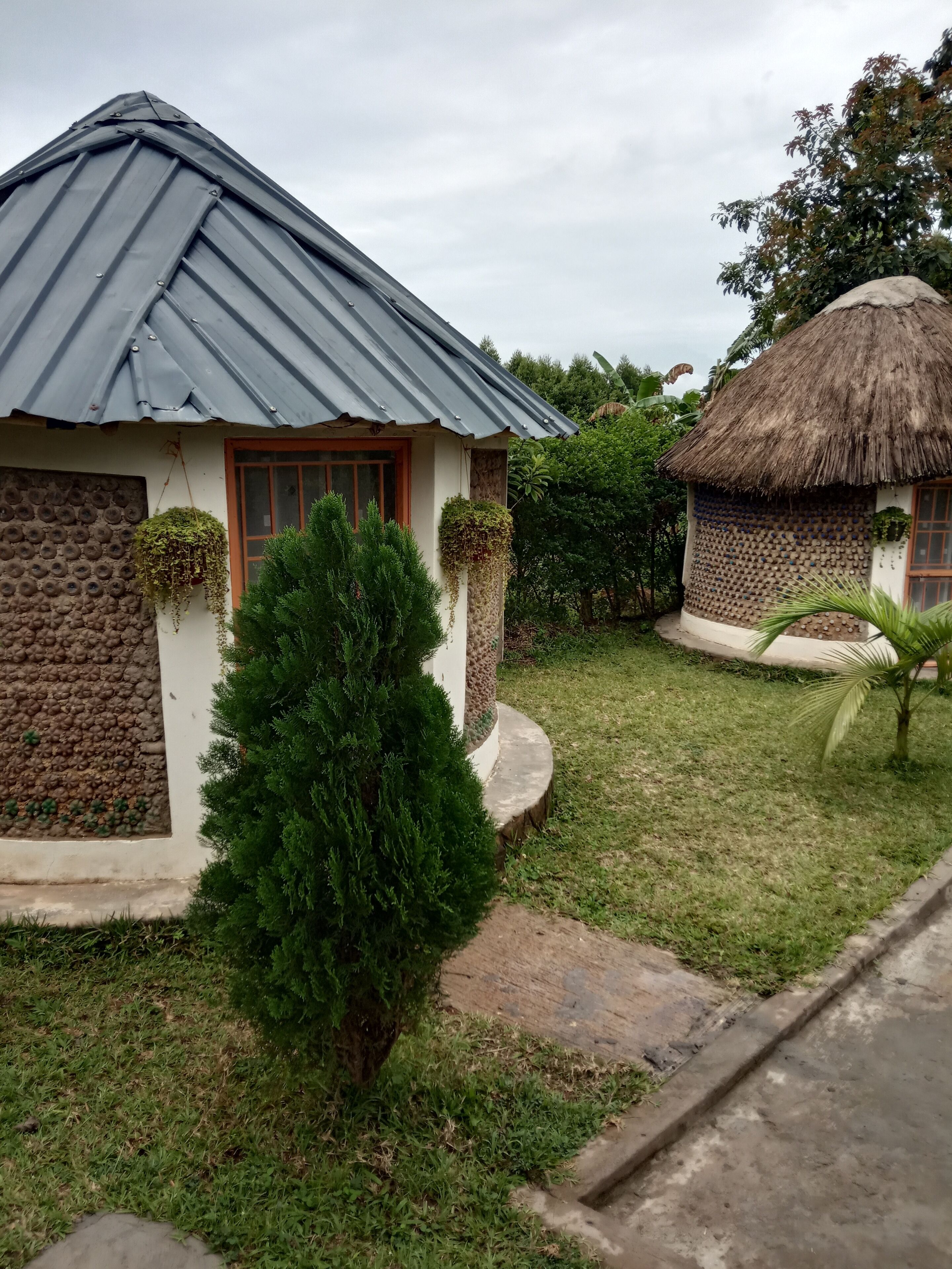 Foto - Plastic Bottles House