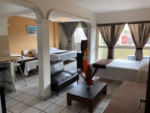 Kamar Triple Basic | Seprai antialergi, didekorasi berbeda-beda, dan ruang kerja ramah laptop