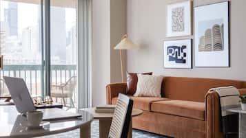 Premium appartement, 1 slaapkamer, niet-roken (Self Check-in with Virtual Front Desk) | Luxe beddengoed, individueel gedecoreerd, individueel gemeubileerd