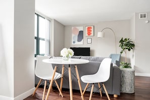 City Studio, 1 Queen Bed, Non Smoking, Kitchen (Self Check-in with Virtual Front Desk) | Living area | 49-inch Smart TV with digital channels, TV, streaming services - Kasa Magnificent Mile Chicago (Chicago)