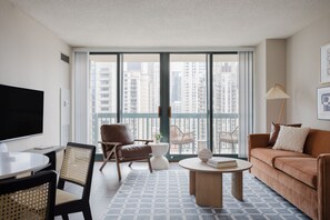 Premium Apartment, 1 Bedroom, Non Smoking, City View (Self Check-in with Virtual Front Desk) | Premium bedding, individually decorated, individually furnished, desk - Kasa Magnificent Mile Chicago (Chicago)