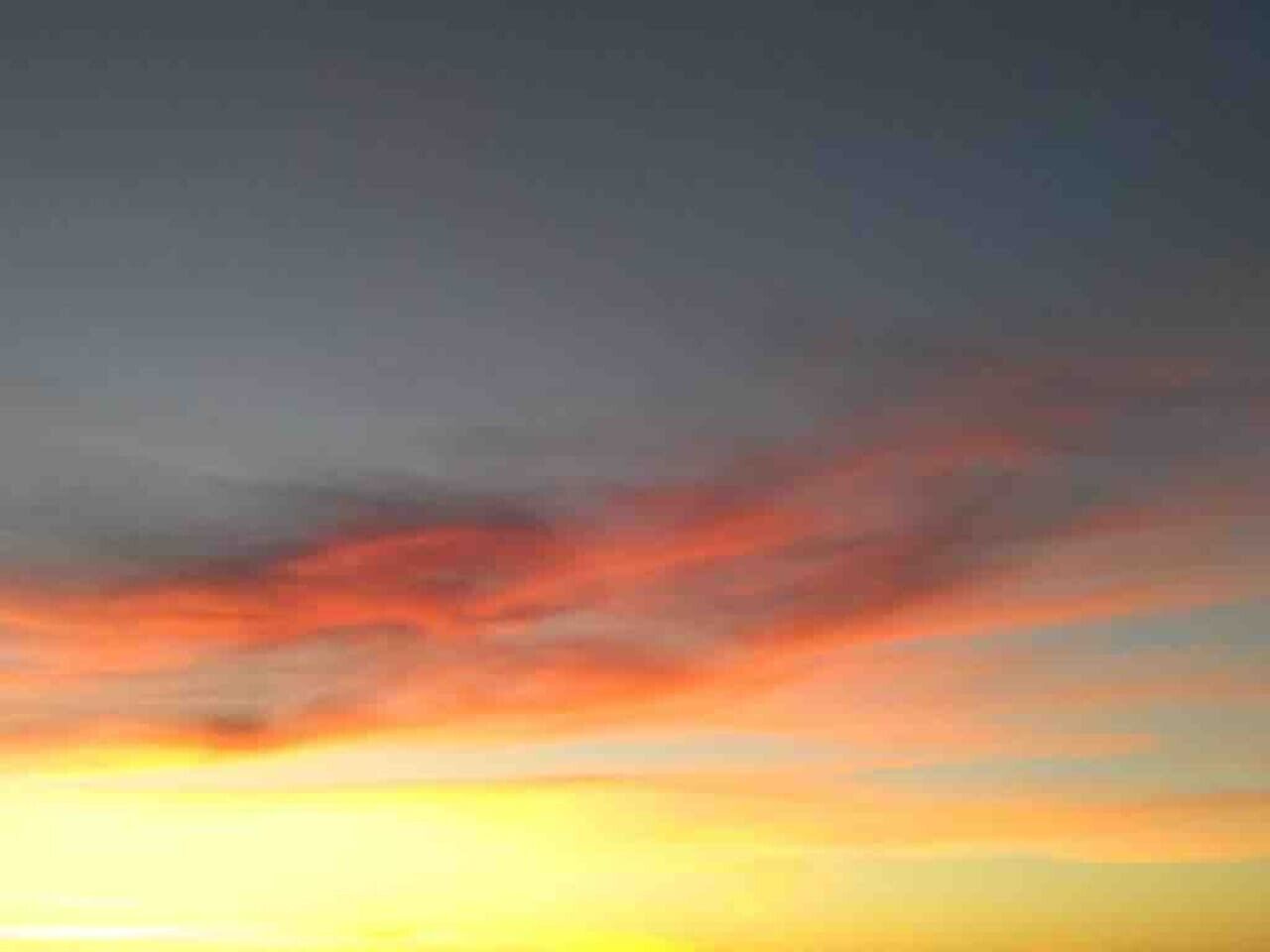 Un atardecer con cielo degradado.