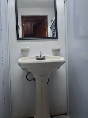 Habitación triple Confort | Baño | Ducha y toallas