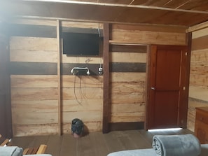 Escritorio, espacio para trabajar con laptop y wifi gratis