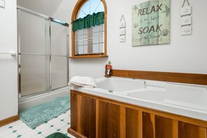 Combined shower/bathtub, jetted bath, towels - Bayfront home with Private Dock by Seaside Vacations & Sales (Greenbackville)