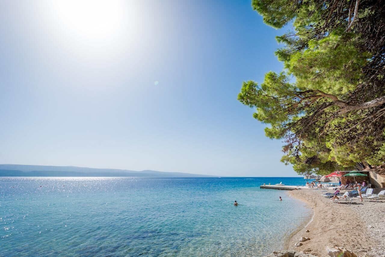 Beach nearby, sun-loungers, beach umbrellas, beach towels