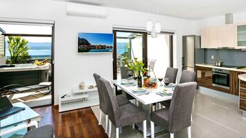 Luxury Apartment, Sea View (1) | Private kitchen