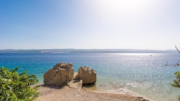 Beach nearby, sun-loungers, beach umbrellas, beach towels