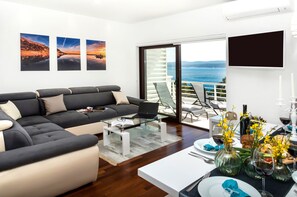 奢華公寓, 陽台, 海景 (2) | 客廳 | 102-公分平面電視、衛星頻道、智慧型電視、壁爐