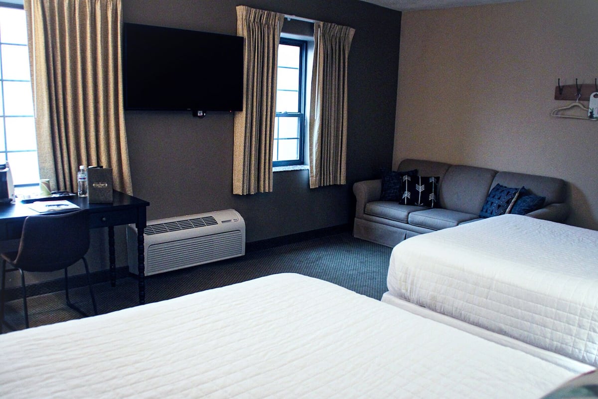 Deluxe Double Room | Premium bedding, pillowtop beds, blackout drapes, iron/ironing board