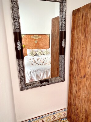 Basic Double Room | Free WiFi, bed sheets - Berber Hostel (Essaouira)