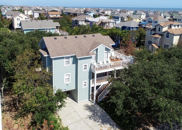 Une maison à deux étages avec un balcon et vue sur la mer.