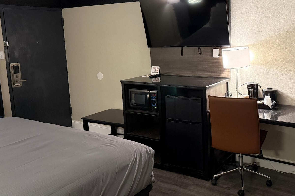 Standard Room, 1 King Bed, Accessible, Non Smoking