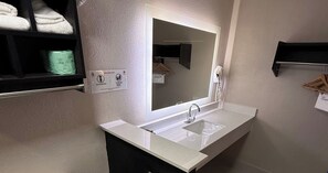 Designer toiletartikelen, een haardroger, handdoeken, zeep