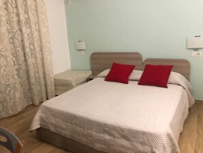 Een minibar, een bureau, gratis babybedden, gratis wifi