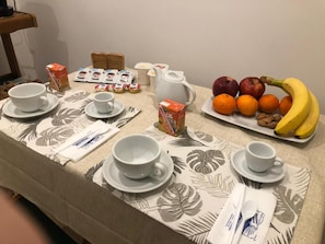 Een espressoapparaat, een koffiezetapparaat/waterkoker, een waterkoker