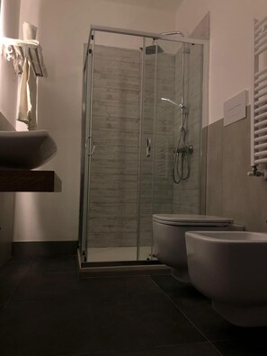 Suihku, sadesuihkupää, ilmaiset hygieniatuotteet, hiustenkuivaaja