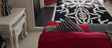 Smart-tv, een open haard en boeken