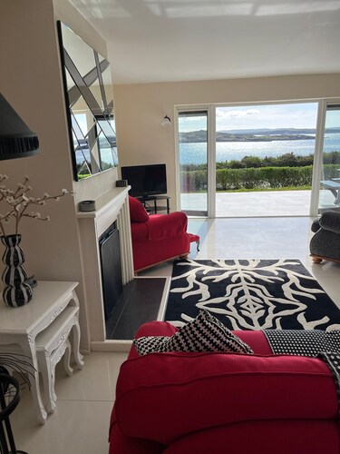 Stunning cottage, overlooking Harbour