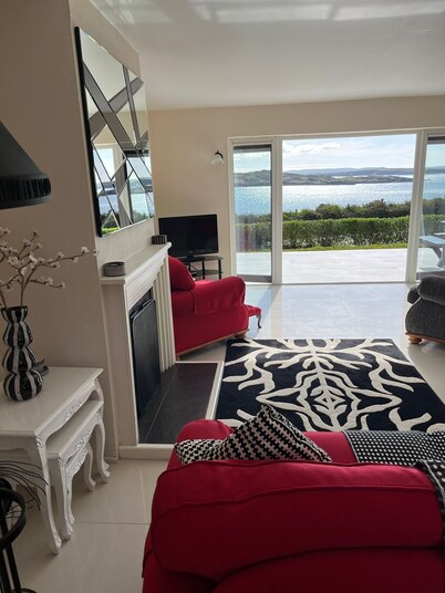 Stunning cottage, overlooking Harbour